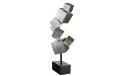 Триизмерна скулптура "кубове"