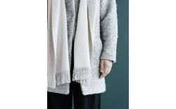 Елегантен шал от вълна алпака - цвят бежово/бяло